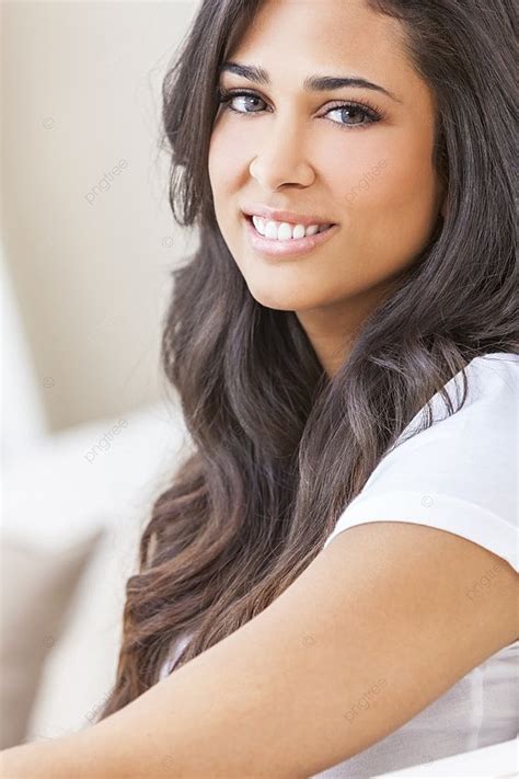 Retrato Interior De Una Hermosa Joven Latina Hispana Sonriendo Fondos Perfecto Lat N Femenino