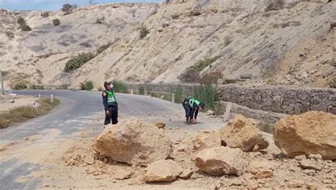 Sismo en Piura Policía de Carreteras retira inmensas rocas que cayeron