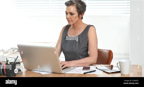 Femme Mature Architecte Et Ordinateur Portable Dans Le Bureau Dactylographie Et Revue Pour Le