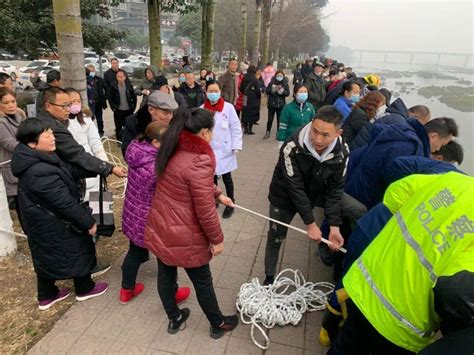 突发！今早，乐山一女子轻生跳入河中，危急时刻救生圈