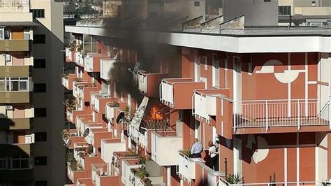 Via Dei Nebrodi Scoppia Incendio In Una Casa Al Quinto Piano