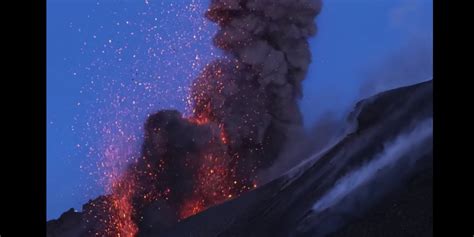 Non Solo L Eruzione Sull Etna Anche Due Scosse Di Terremoto Giornale