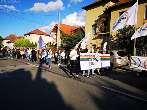 Sute de participanți la marșul gay de la Cluj VIDEO Ştiri de Cluj