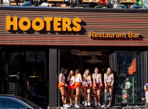 7 Reasons Hooters Locations Are Disappearing