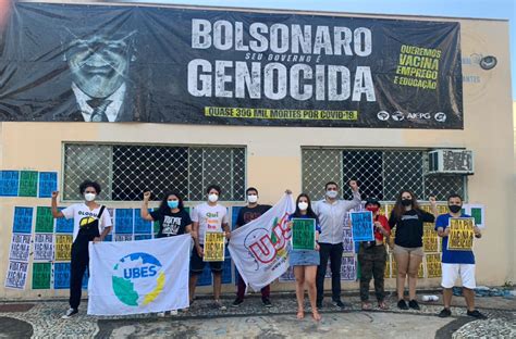 Após outdoor Bolsonaro Genocida ser vandalizado movimento estudantil