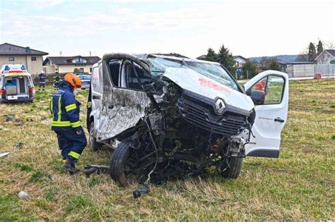 Auf Bahn Bergang In Schalchen Zug Erfasste Kleintransporter Fahrer