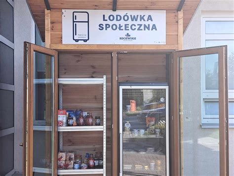 Lodówka Społeczna przy szpitalu Masz za dużo jedzenia Podziel się