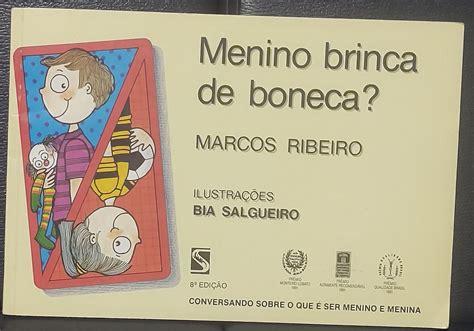 Menino Brinca De Boneca