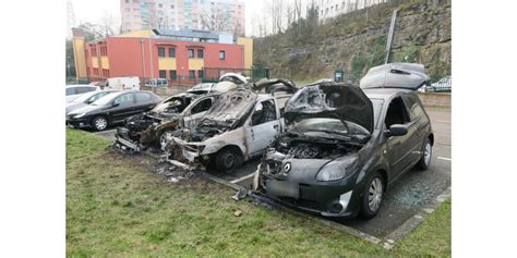 Belfort Trois Voitures Détruites Par Les Flammes En Pleine Nuit Devant