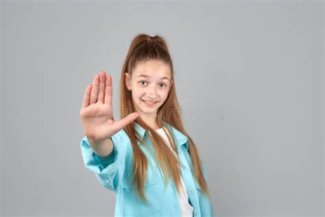 Una Bella Adolescente Sonriente Muestra Un Gesto De Paro Con Su Mano