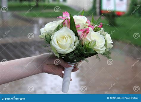 Ramo Hermoso De Flores Para La Boda En Las Manos De La Novia Foto De