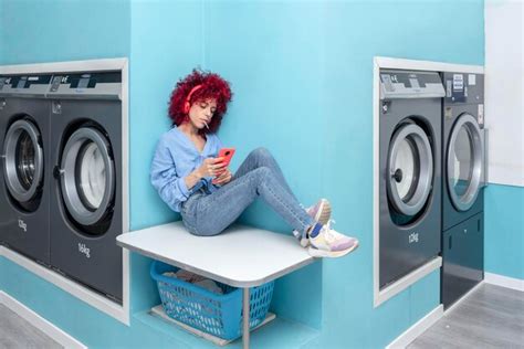 Una Joven Latina Aburrida Con El Pelo Afro Rojo Sentada En Un Estante En Una Lavander A Azul