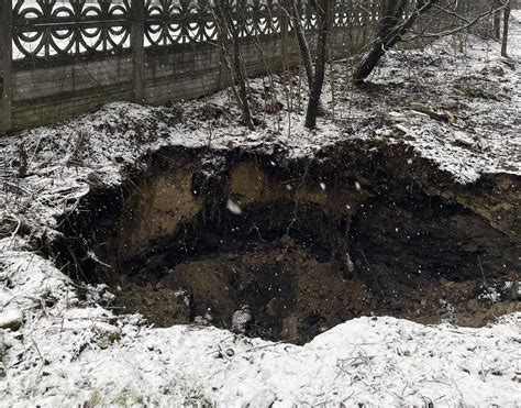 Kolejne Zapadlisko W Trzebini Dziura Pojawi A Si Przy Ogrodzeniu