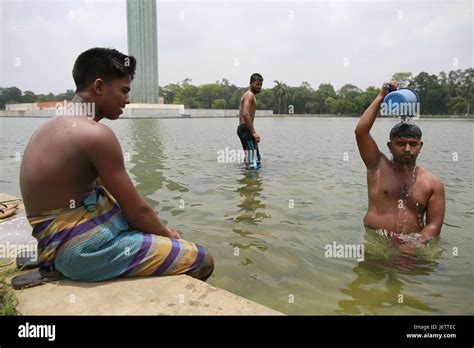 Dhaka Bangladesh 22nd May 2017 On The Hot Summer Noon A Bangladeshi Man Takes Bathe In The
