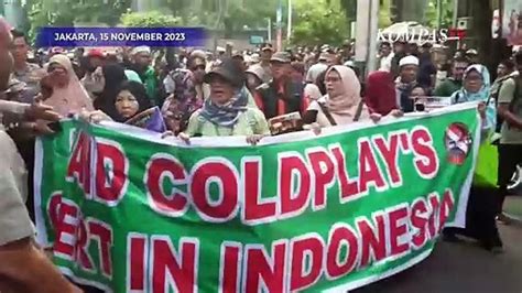 Momen Massa Gelar Aksi Demonstrasi Tolak Konser Coldplay Di Gbk Video