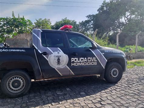 Homem é morto vários tiros na cabeça em terreno baldio na Zona