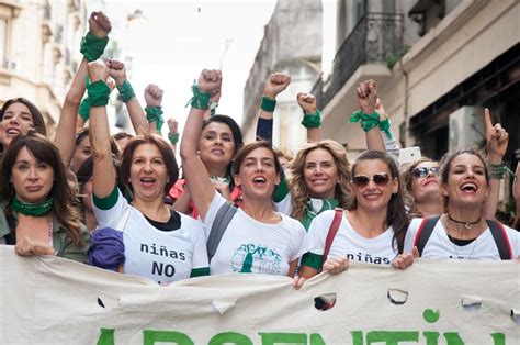 Porta voz de grupo feminista argentino comemora legalização do aborto