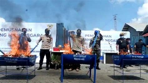 Bea Cukai Kendari Musnahkan 3 2 Juta Batang Rokok Dan 299 Botol Minuman