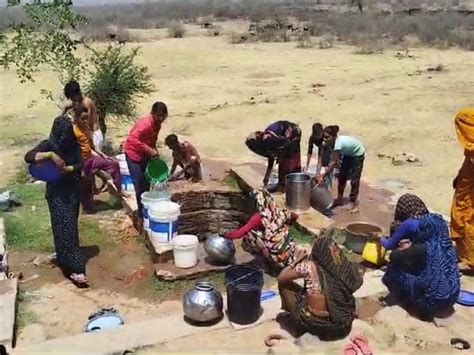 Water Crisis Deepens In Dang Region डांग क्षेत्र में गहराया पानी का संकट ग्रामीण अपने पशुओं