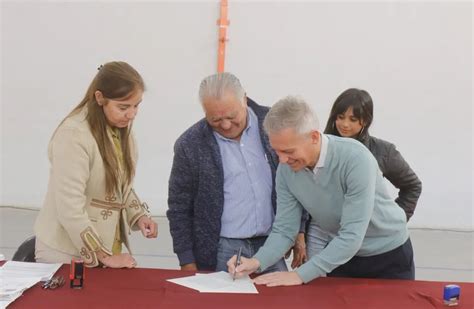 Más familias de barrio Colinas recibieron las escrituras de sus viviendas