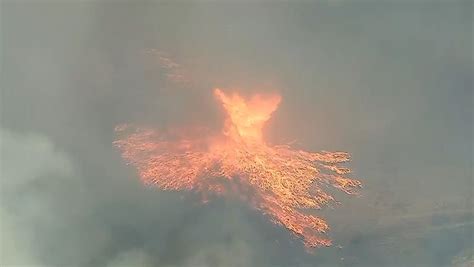 Un Gigantesco Tornado Di Fuoco Si Forma Un Incendio In California