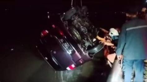 Sopir Ngantuk Mobil Suzuki Tabrak Pembatas Jalan Hingga Masuk Kali