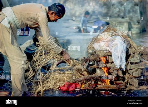 India, Varanasi, cremation along the Ganges river Stock Photo - Alamy