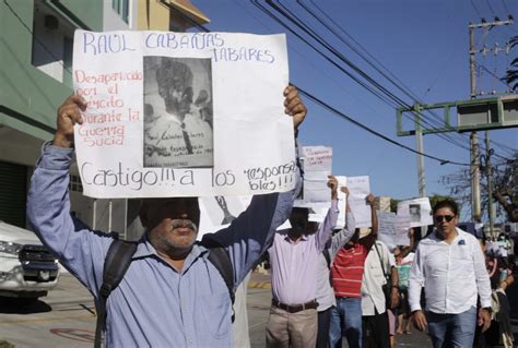 Protestan Víctimas De La Guerra Sucia Afuera Del Acto Por El Día Del