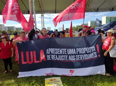 Servidores públicos federais fazem protesto unificado em Geral