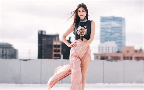 Victoria Justice Women Brunette Looking At Viewer Hands On Hips