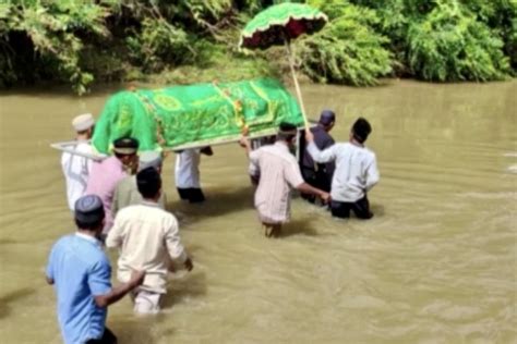 Video Viral Warga Gotong Keranda Jenazah Seberangi Sungai Di Lampung