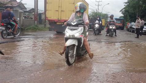 Jalan Di Tebing Tinggi Rusak Parah Dinas Pupr Provsu Diminta Tanggung