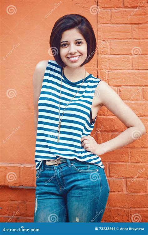 Retrato De La Mujer Hispánica Latina Sonriente Hermosa De La Muchacha Del Inconformista Joven