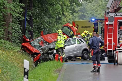 Vollsperrung Nach Schwerem Unfall In Westsachsen Zwei Schwerverletzte