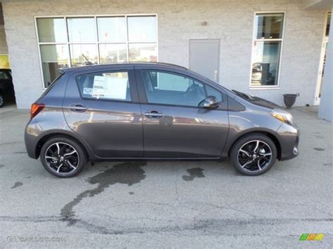 Magnetic Gray Metallic 2017 Toyota Yaris 5 Door SE Exterior Photo