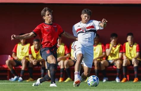 São Paulo não brinca em serviço e vence o Athletico PR pelo Brasileirão