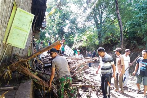 Korban Banjir Bandang Situbondo Mulai Bersihkan Lumpur Video Antara