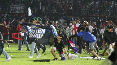 Situasi Kerusuhan Di Stadion Kanjuruhan Yang Tewaskan 127 Orang Foto