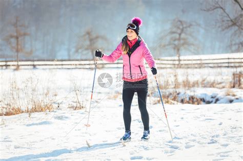 做越野滑雪的女人高清图片下载 正版图片503538126 摄图网