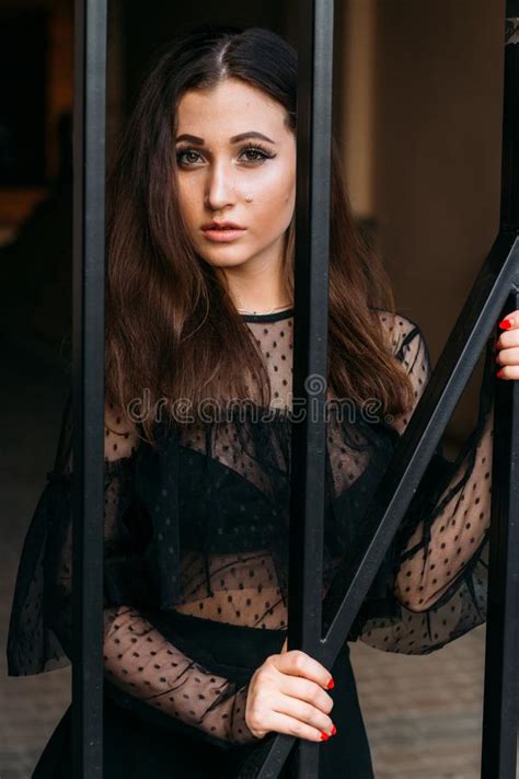 Stadsportret Droevig Meisje Brunette In Een Zwarte Kleding Verwachting Dromen Portret Van Een