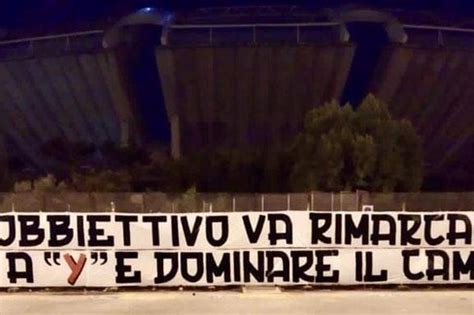 Verso Foggia Bari striscione degli ultras con sfottò ai rivali