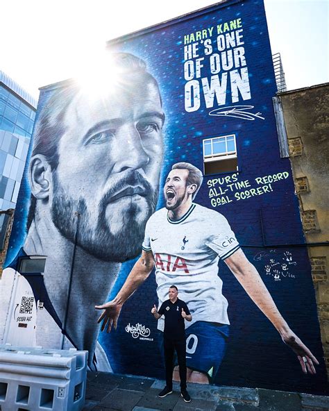 B R Football On Twitter Harry Kane Is Celebrated With A Mural Outside