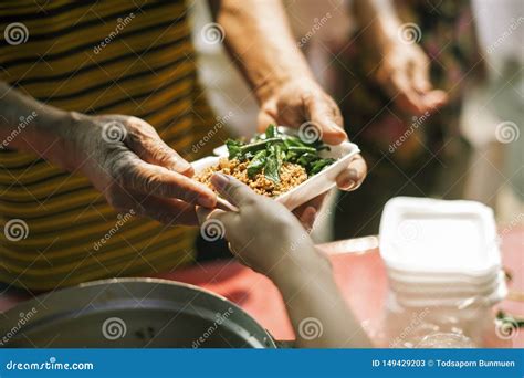 Los Voluntarios Proporcionan La Comida Para Los Mendigos Alimentaci N