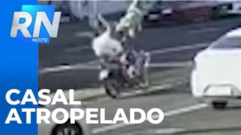 Motociclista Em Alta Velocidade E Sem Habilita O Atropela Casal Youtube