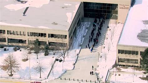 Officer injured when gun goes off at Bridgeview courthouse, sources say ...