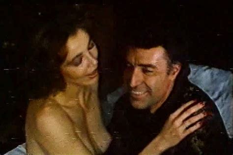 Naked Raquel Evans in La basura está en el ático