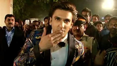 Exclusive Red Carpet Footage Ranveer Singh At Th Idea Filmfare