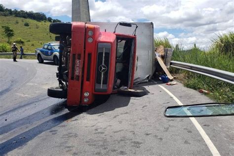 Acidente Na Serra Do Mar Al Caminh O Tomba E Deixa Tr Nsito Lento Em