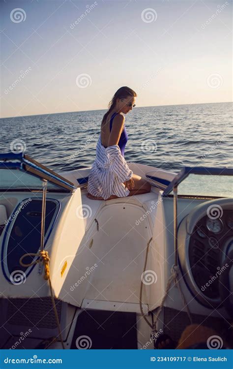 Junge Sexy Frau In Einem Blauen Badeanzug Und Shorts Sitzt Im Sommer