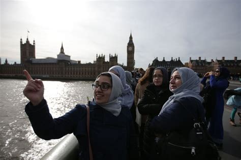 【ロンドンテロ事件】犯行現場にイスラム教徒の女性たちが集結「連帯を示すことが重要」 ハフポスト News